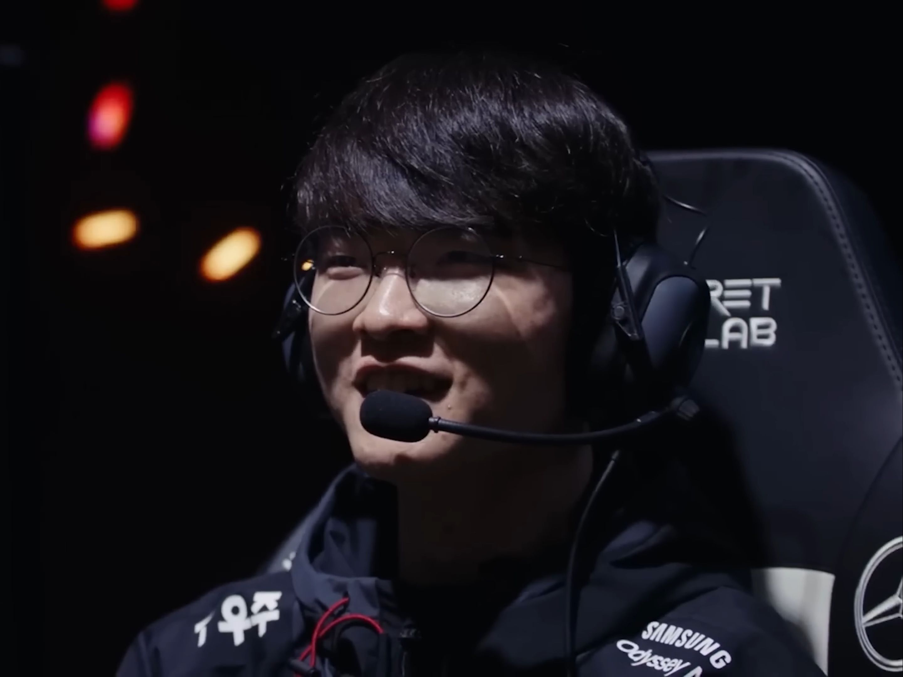 这不得冲一波？S赛决赛电竞椅将被拍卖