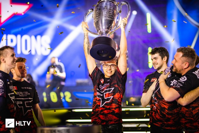 王继德分享了一张与Gugu／王多多的LPL全明星照片：“这两个人真的很帅，对吧？”