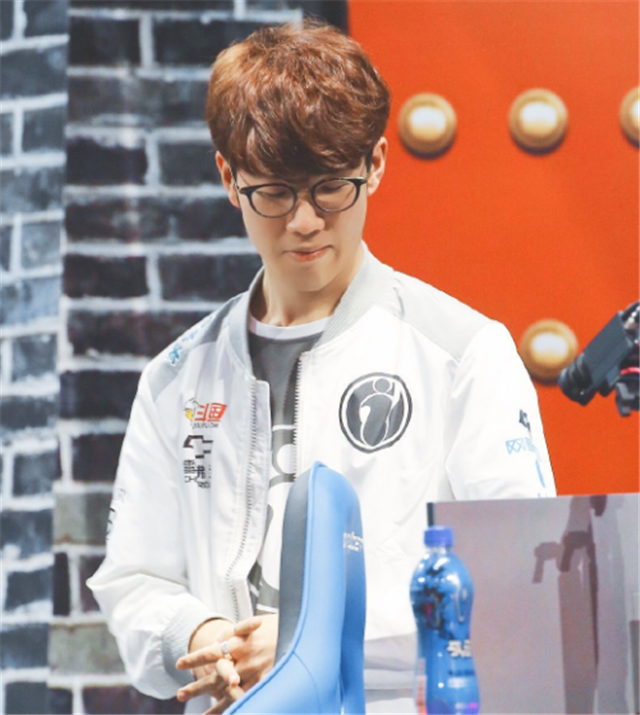 knight：只需要正常对待JDG就可以了，对老队友说一起加油